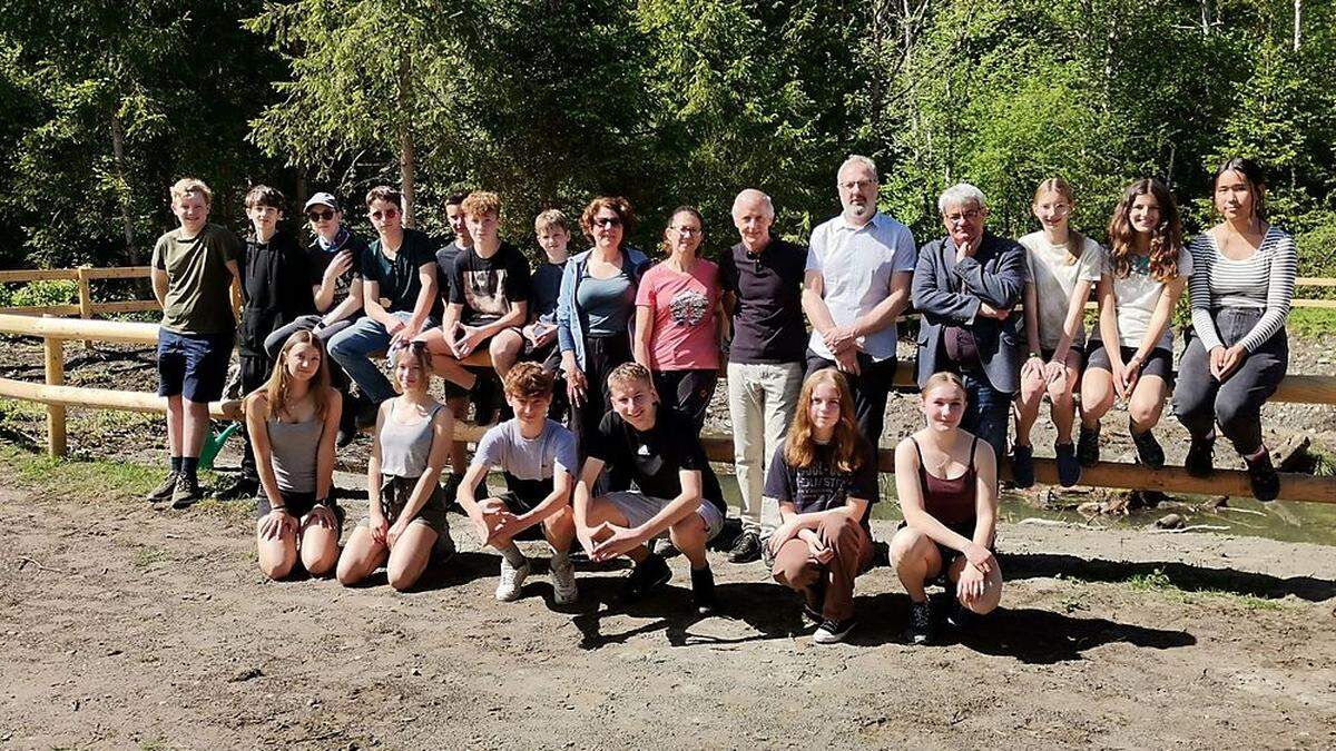 Die Schüler des Gymnasiums bekamen bei ihrer Exkursion auch Besuch von den Verantwortlichen für die Amphibienteiche