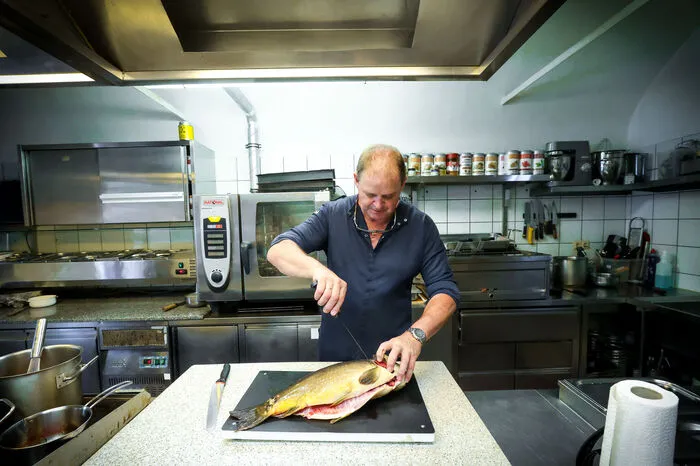 Das Schröpfen dient vor allem der Lösung von Grätenproblemen. Bei richtigem Schröpfen sind die Gräten beim Fischgenuss dann kaum noch spürbar.
