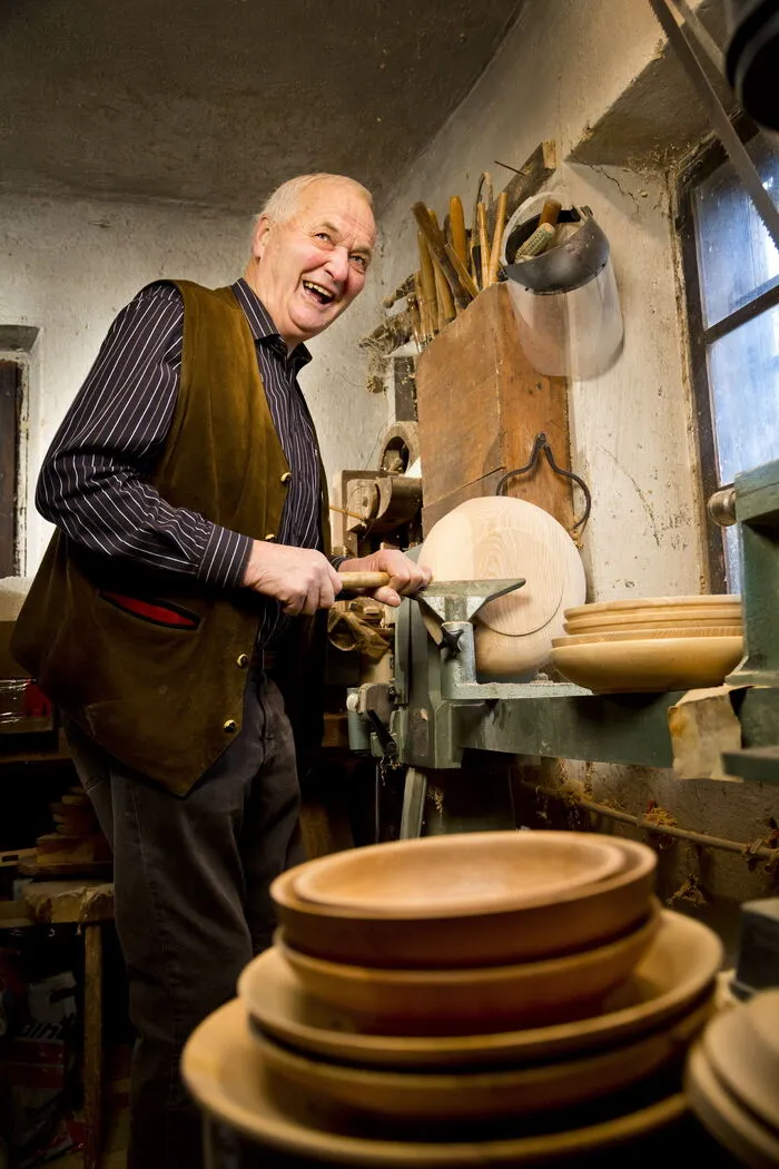 HOLZ UND KRICKELN | Drechselarbeiten hat Josef Schrenk aus dem Passailer Kessel schon seit 50 Jahren in seinem Repertoire. Zunächst waren es Stockspinnräder,an die 150 Stück an der Zahl, die er als Bauer in den ruhigeren Wintermonaten baute, seit sechs Jahren verfertigt er nun auch edle Schreibgeräte wie Kugelschreiber, Bleistifte oder Füllfedern aus heimischem Holz und Rehkrickeln.