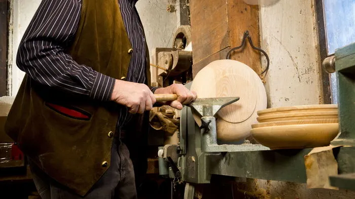 Drechselarbeiten hat Josef Schrenk aus dem Passailer Kessel schon seit 50 Jahren in seinem Repertoire. Zunächst  waren es Stockspinnräder,an die 150 Stück an der Zahl, die er als Bauer in den ruhigeren Wintermonaten baute, seit sechs Jahren verfertigt er nun auch edle Schreibgeräte wie Kugelschreiber, Bleistifte oder Füllfedern aus heimischem Holz und Rehkrickeln.