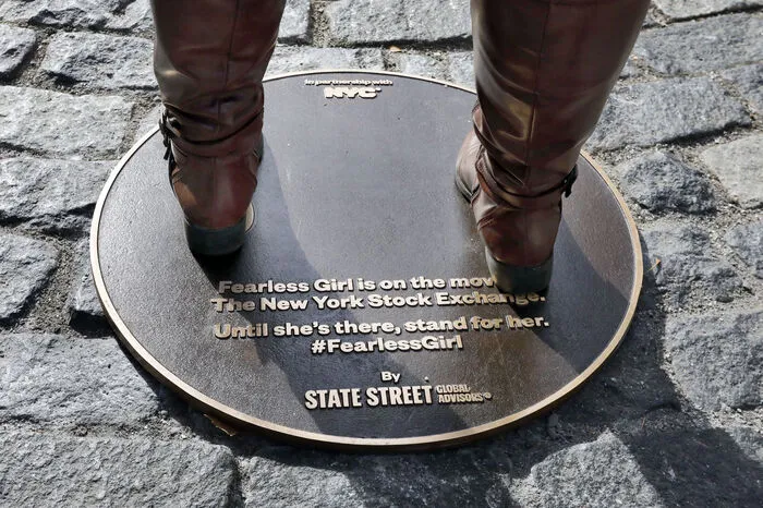 Aufgestellt wurde die Statue des Fearless Girl anlässlich des Internationalen Frauentages in der Nacht vom 7. auf den 8. März 2017.
