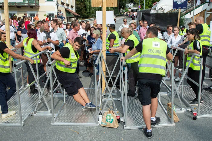 Beim Planai-Stadion warten indes schon einige ungeduldig auf den Einlass.
