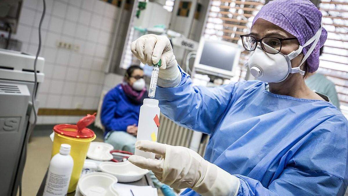 Brille, Maske, Handschuhe, Schutzkittel. Die Kasse ordert Materialien für niedergelassene Ärzte