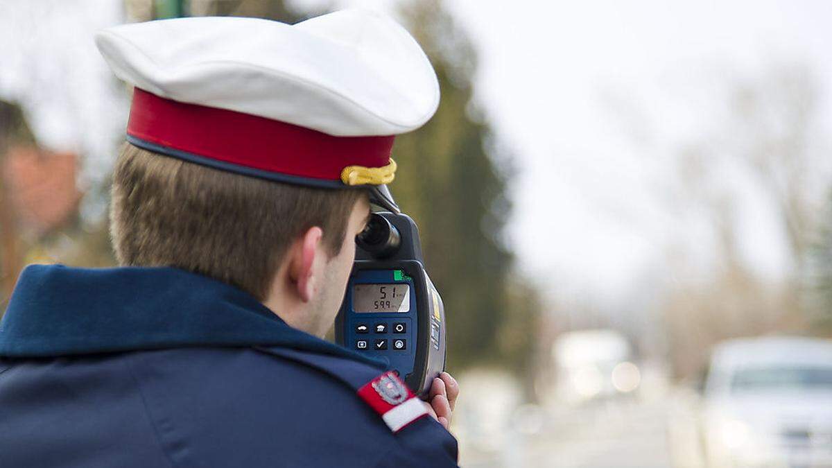 Der Raser wurde von der Polizei gestoppt (Symbolfoto)