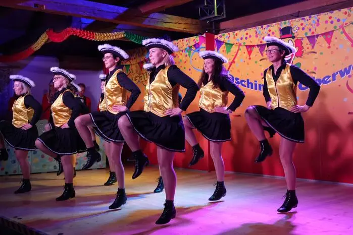 Den Auftakt machte die Oberweger Garde mit einem schwungvollen Gardemarsch, während das große Finale von einer mitreißenden Playback-Show gekrönt wurde. 