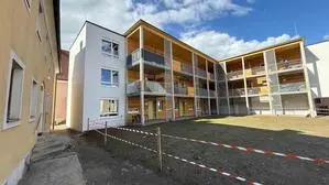 Ein neugebauter Wohnblock von außen.