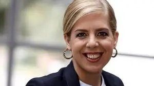 Am Bild ist eine blonde Frau zu sehen | Isabella Theuermann 