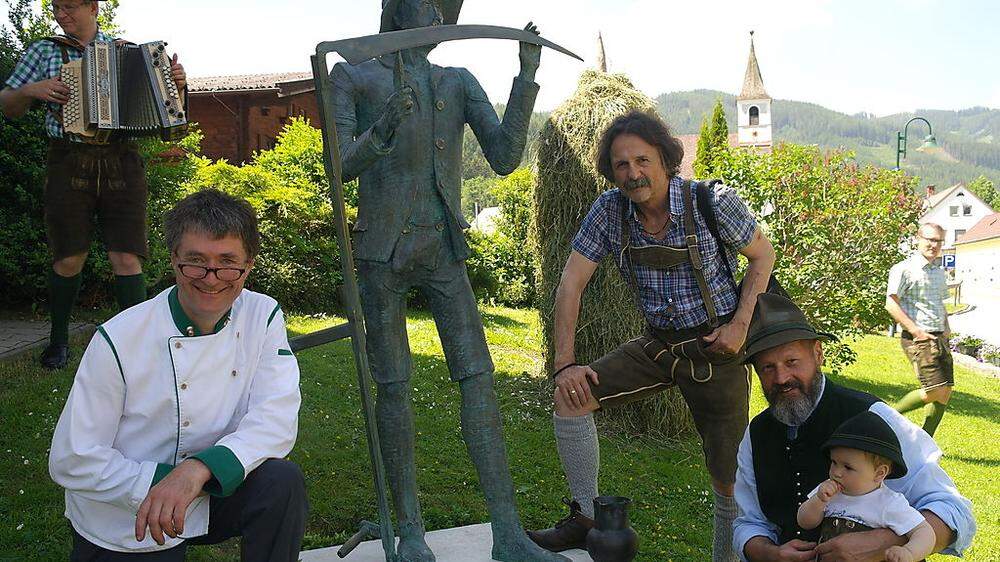 Johann Wöls, Martin Karlik und Peter Ziegler (v. l.) bei der Enthüllung der Skulptur