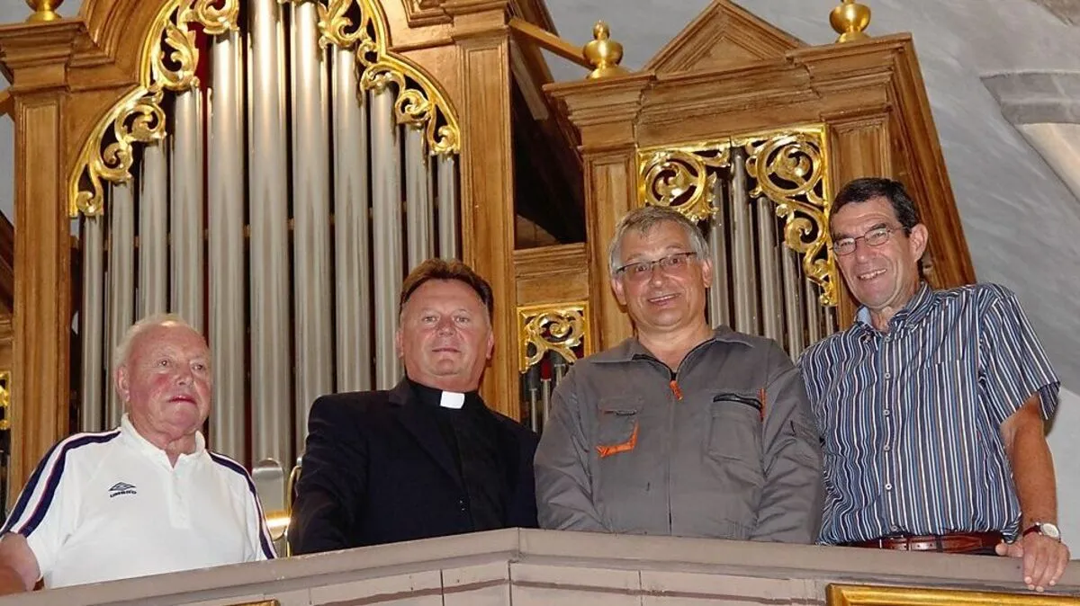 Von links: Organist und Chorleiter Joze Starz, Pfarrprovisor Martin Horvat, Restaurator Branko Košir und Peter Smolnig