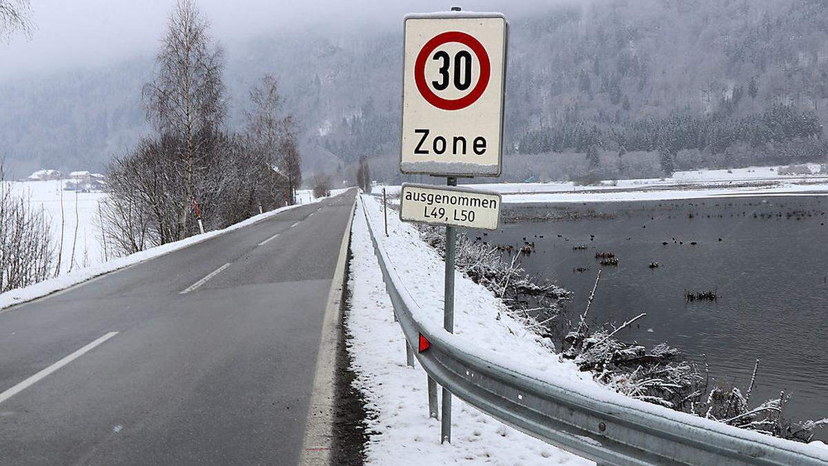 Die 30er-Zone-Tafel bei L50 irritiert im ersten Moment, weil sie nicht für die L50 gilt, allgemein darf man 100 km/h schnell fahren