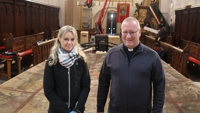 Dechant Martin Edlinger und Jessica Roßmann vom Bundesdenkmalamt bei der Wiederaufstellung des Fastentuches  