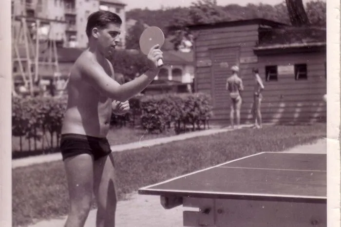 Claus Zerkowitz 1959 beim Tischtennisspielen im "Margerl". Seiner Familie gehörte das Bad, bis es unter den Nationalsozialisten 1938 arisiert wurde. 1953 bekam die Familie das Bad wieder zurück und verkaufte es später an die Stadt.