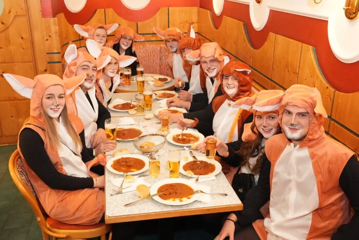 Verkleidete wurden mit einem Hirschgulasch verwöhnt.