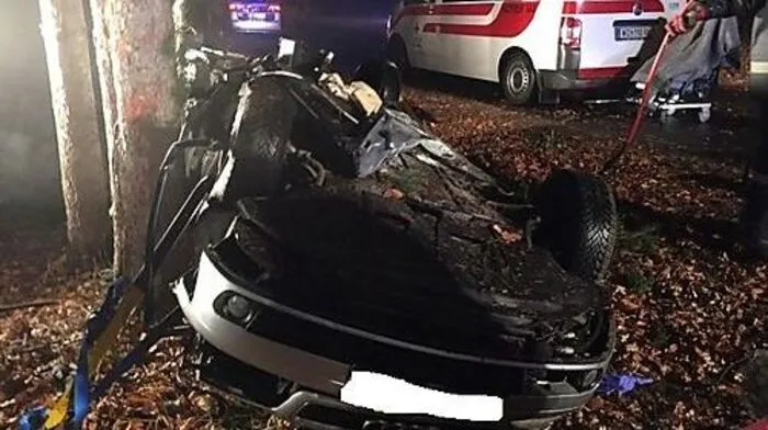 Der Pkw überschlug sich und prallte gegen einen Baum
