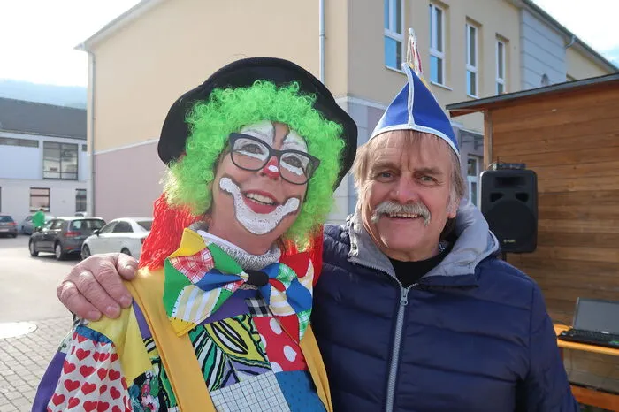 Sogar ein paar Verkleidete mischten sich unter die Gäste vor dem ehemaligen Wartberger Gemeindeamt.
