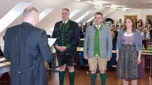 24.04.2025, Bad Mitterndorf, Steiermark, Österreich (Austria): Konstituierende Sitzung des Gemeinderates Bad Mitterndorf im Objekt Post Social - im Bild die Angelobung durch Bezirkshauptmann Nico Groger, im Bild v. l. 1. Vizebürgermeister Kurt Berger (FPÖ), Bürgermeister Herbert Hansmann (ÖVP), 2. Vizebürgermeisterin Veronika Grill (SPÖ). 
Fotocredit: Martin Huber