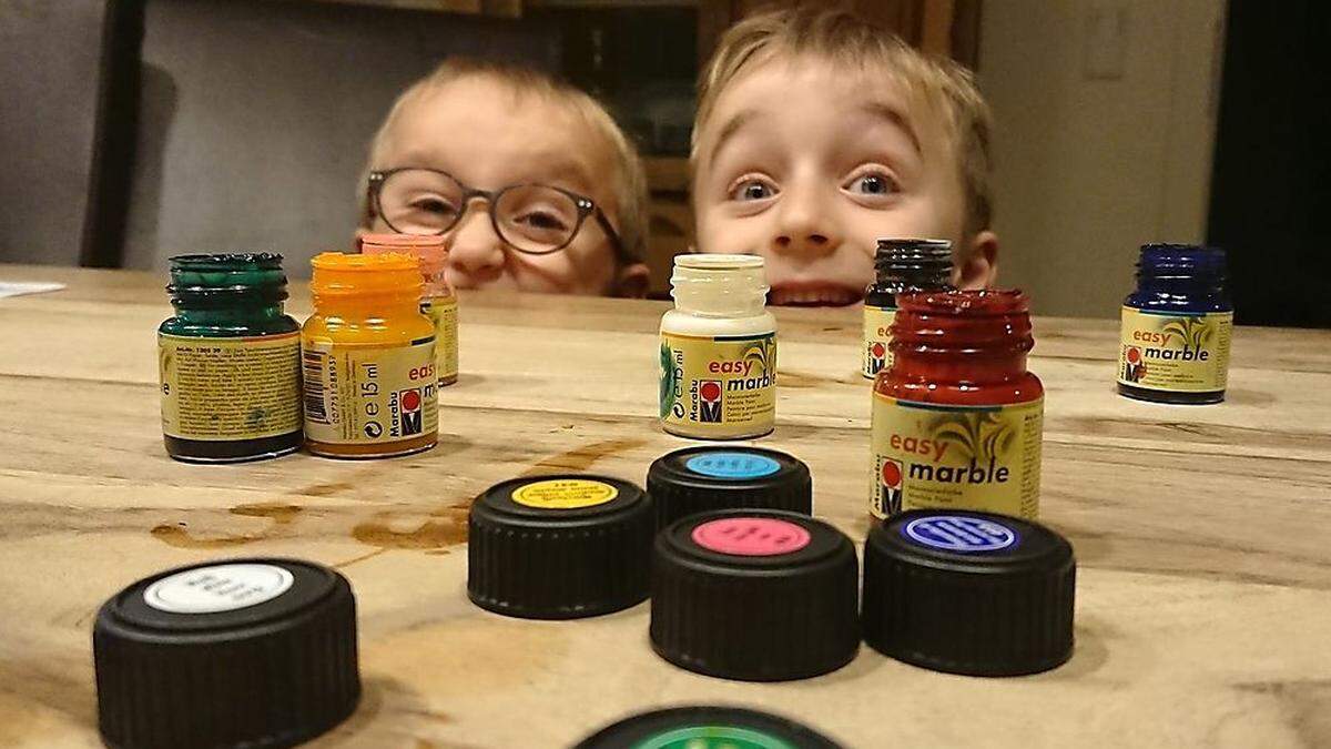 Das von Matteo und Moritz gebastete Geschenkboxenset wird unter allen Spendern verlost