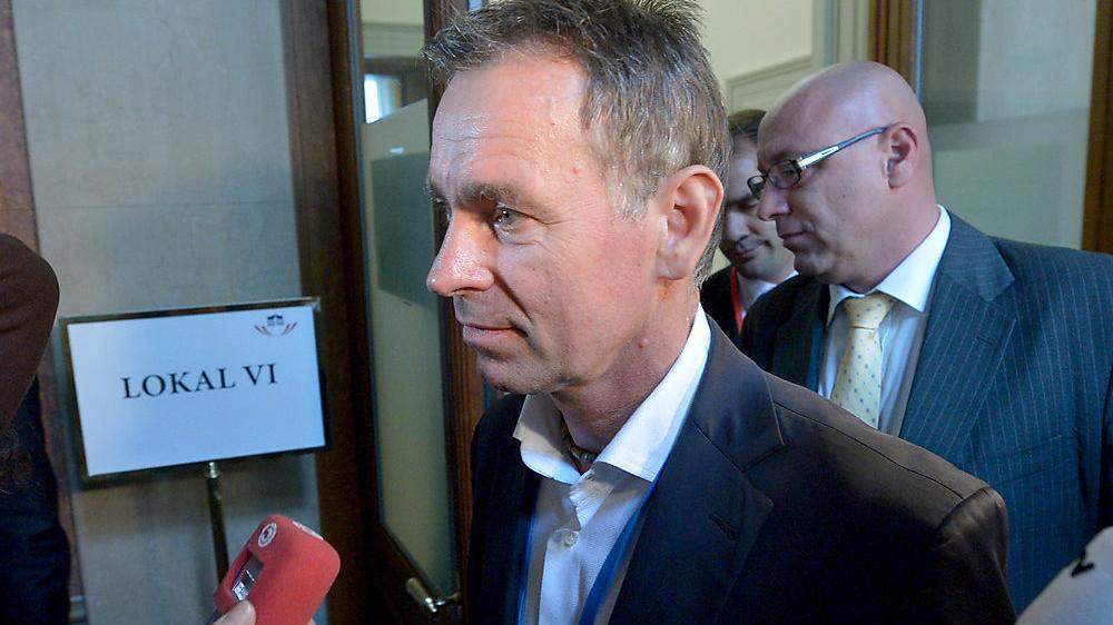 Ex-FPÖ-Minister Mathias Reichhold 2012 im U-Ausschuss, nun als Zeuge vor Gericht: Er soll Geld als &quot;Dankeschön&quot; für seine Zeit als Minister erhalten haben