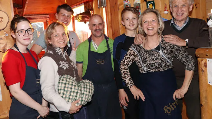 Die Hisal Zirbenhütten Wirtsleut von Links: Siegrun Struckl-Leitgeb und Charlotte und Matthias Leitgeb freuten sich mit ihren Team und Gästen über ein nettes Silvester-Rodelrennen zum Jahreswechsel auf der Hochrindl.