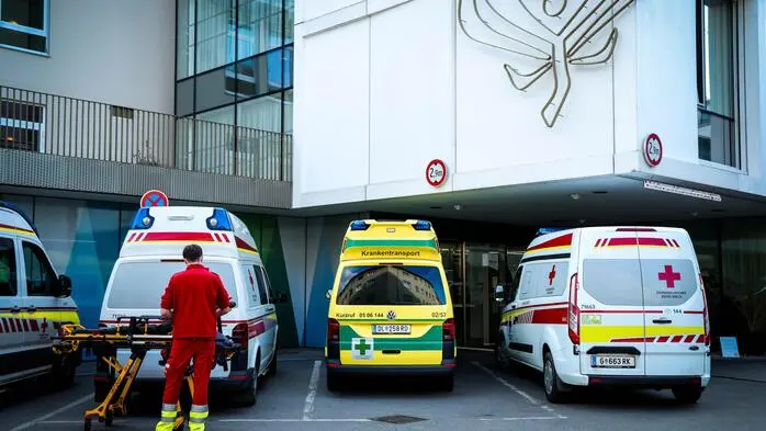 Bild zeigt Rettungsautos vor einem Standort der Barmherzigen Brüder
