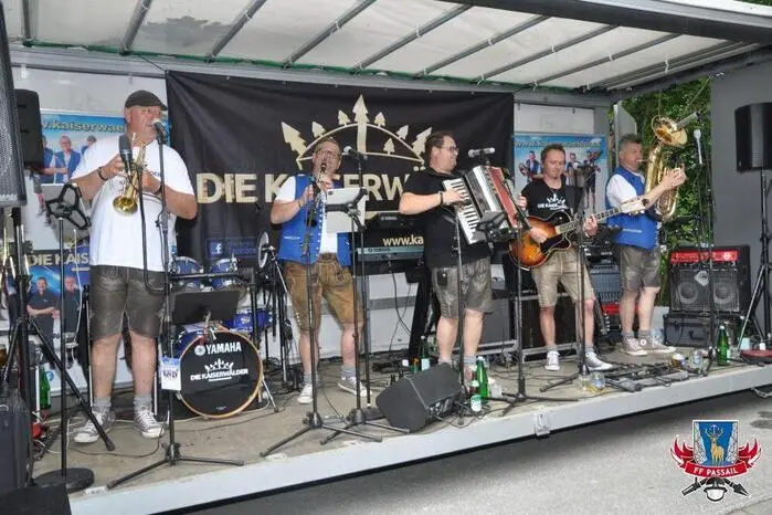 Umrahmt wurde das Fest von der Marktmusik Passail. Am Nachmittag sorgten „Die Kaiserländer“ für großartige Stimmung. Die Partner-Feuerwehr aus Großhöflein stellte sich mit einem Gastgeschenk ein.