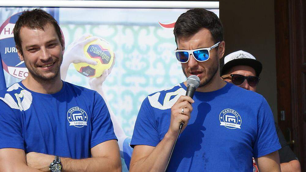 Der Trainer und einer seiner Wunschspieler: Damir Djukic und Marko Tanaskovic (von rechts)