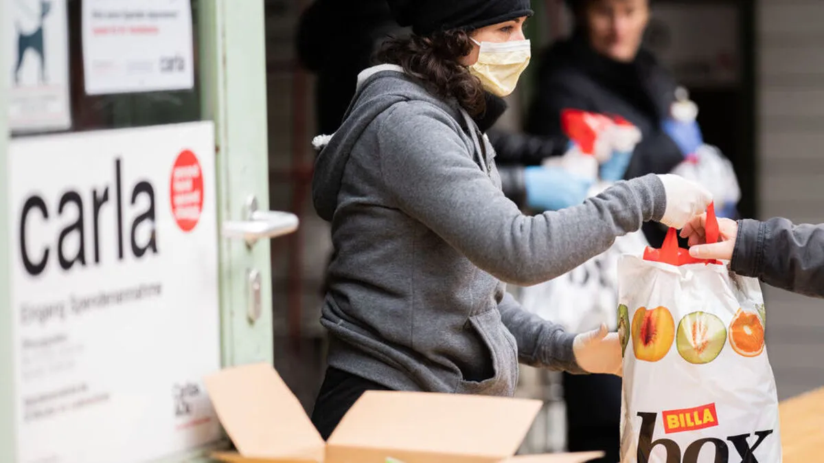 Auch in den Bezirken Murtal und Murau werden – wie hier auf einem Sujetbild – von der Caritas Lebensmittel an Bedürftige verteilt