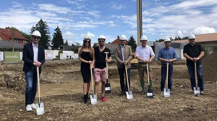 v.l.: Christoph Jöbstl, Susi und Walter Temmer, Markus Suppan, Nikolaus Gabriel, Gunther Elsneg und Michael Paulitsch am Spatenstich für die neue Wohnanlage in der Stadtgemeinde Leibnitz