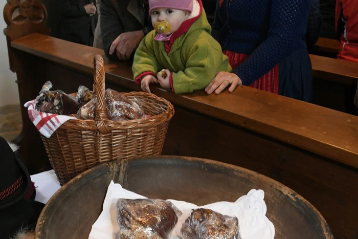 Nach der Ostermesse stehen die Stelzen zur Versteigerung bereit.