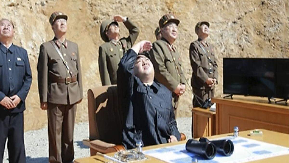 Kim Jong Un und seine Militärs verfolgen einen Raktentest