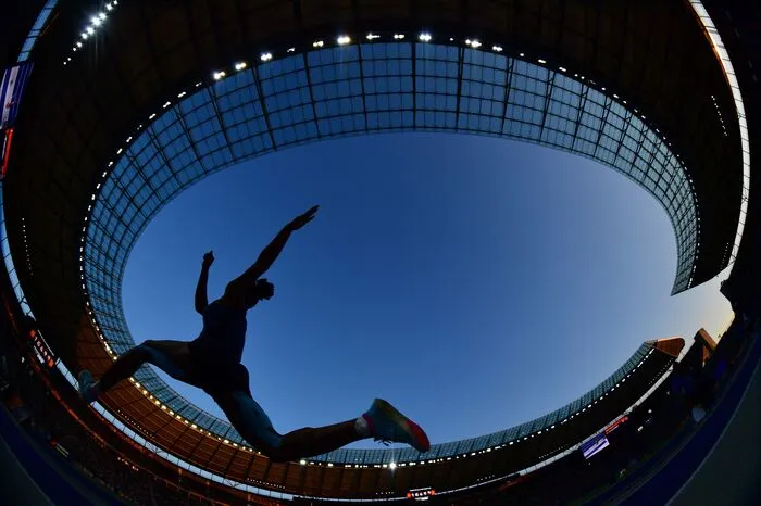 Es geht noch immer rund bei den Leichtathletik-Europameisterschaften in Berlin ... und auch weit, so wie hier beim Dreisprung der Damen.