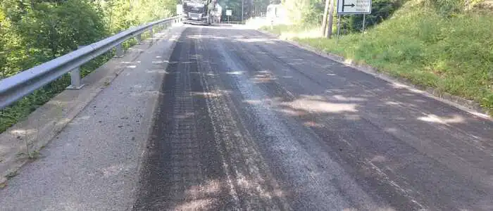 Auf der L353 Heilbrunnerstraße im Raum Anger werden Fahrbahn und Brücken saniert