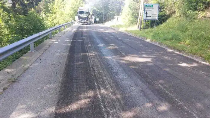 Auf der L353 Heilbrunnerstraße im Raum Anger werden Fahrbahn und Brücken saniert