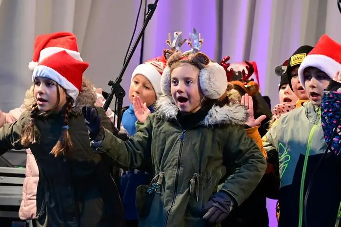 Im Anschluss sorgten Schülerinnen und Schüler des Pflichtschulclusters Zeltweg mit weihnachtlichen Liedern für festliche Stimmung.