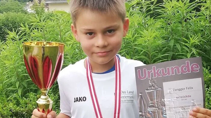 Felix Zangger mit einer seiner zahlreichen Trophäen