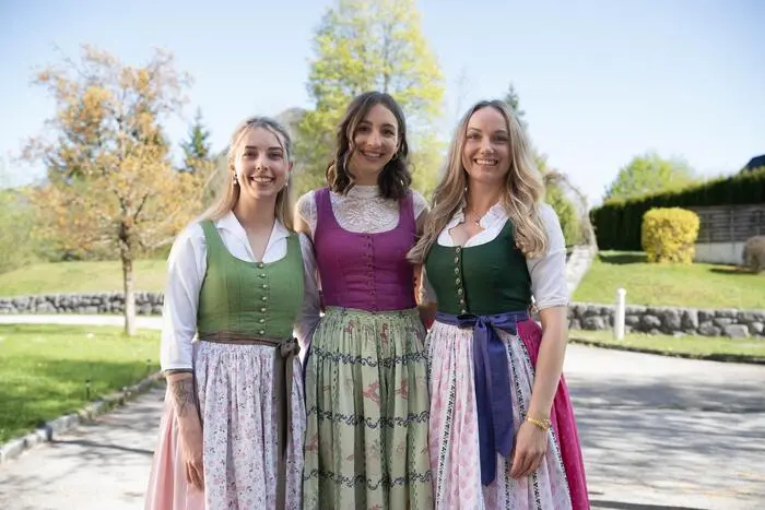 Das sind die drei diesjährigen Narzissenhoheiten Lisa Kummer, Annalena Pliem und Verena Pfandlsteiner – wer von ihnen die Königin wird, entscheidet das Publikum am Donnerstag