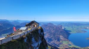 Die steilste Dampf-Zahnradbahn Österreichs führt seit 1893 von St. Wolfgang auf den Schafberg. Am Gipfel angekommen, hat man einen einzigartigen Blick über die Seen vom Salzkammergut