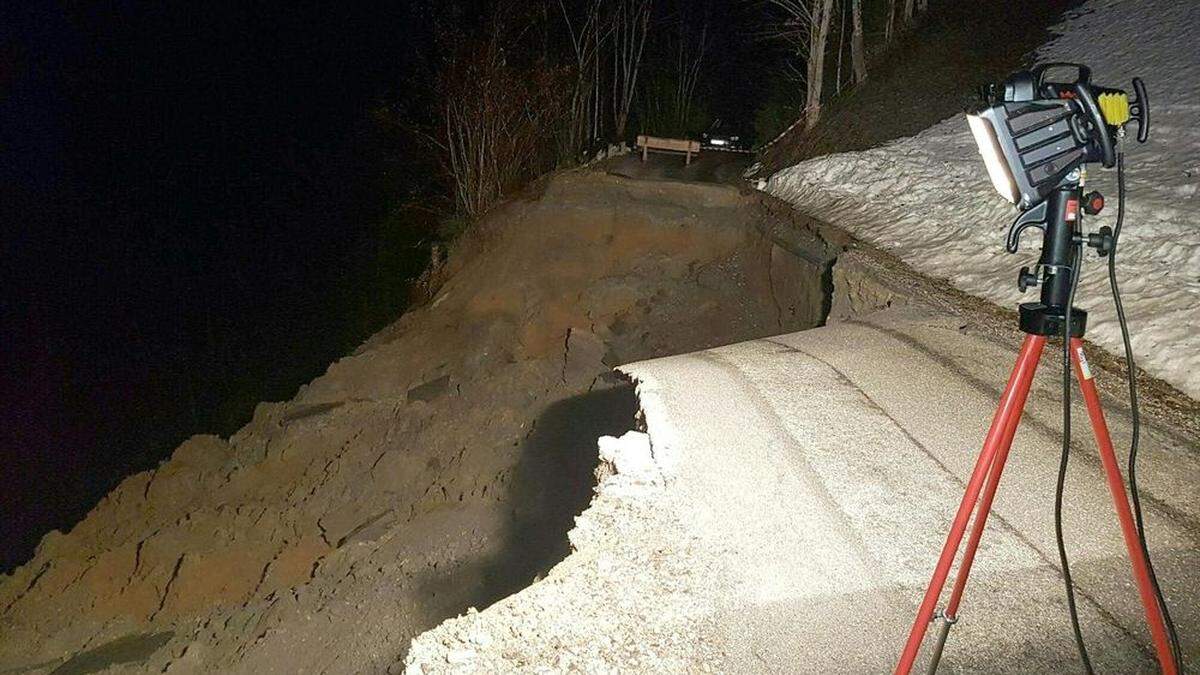 Die vom Hangrutsch zerstörte Straße im Pongau