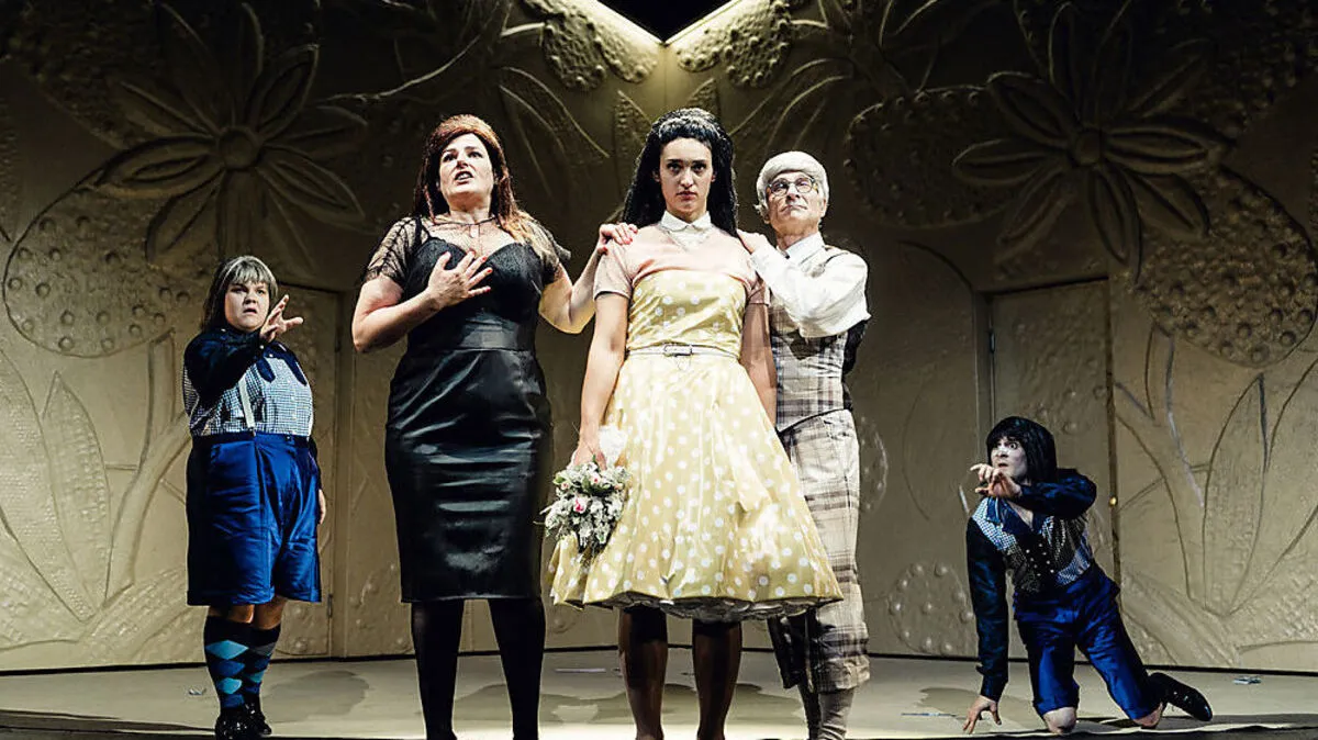 Kettenreaktion der Schleimereien: Szene aus "Der Revisor" 