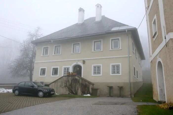 Übrigens: Am kommenden Wochenende besteht nochmals am Samstag und Sonntag zwischen 14 und 20 Uhr die Möglichkeit, im Atelier im Pfarrhaus (Foto) in Gradenegg  vorbei zu schauen.