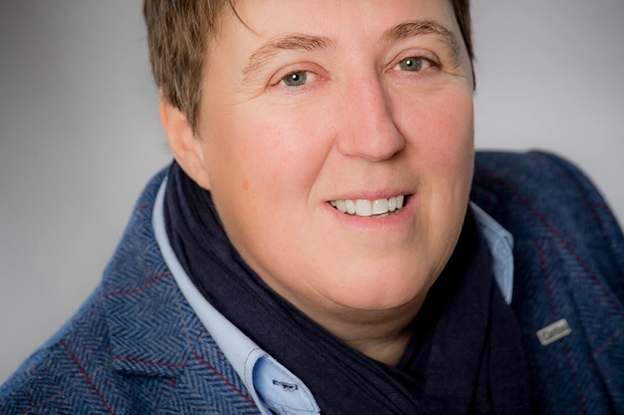 Petra Prattes, Bereichsleiterin Betreuung und Pflege, Caritas: So viel Selbstbestimmung wie möglich, so viel Unterstützung wie notwendig – das ist der Kern des pflegerischen Leitbildes, von dem unsere Arbeit mit älterenMenschen geprägt ist. Das Ziel ist immer der Verbleib in der häuslichen Umgebung mit Hilfe von verlässlichen sozialen Netzwerken und Unterstützung zur richtigen Zeit. Ergänzend zu den klassischen Pflege- und Betreuungsdiensten bieten wir Mobile Freizeitassistenz für Seniorinnen und Senioren, die Unterstützung bei der Freizeitgestaltung brauchen, sowie die Altenhilfe im Rahmen der Familienhilfe an. Diese sichert die Betreuung alter Menschen über maximal acht Wochen zur kurzzeitigen Unterstützung des pflegenden Angehörigen. Der Pflegeentlastungsdienst gewährleistet in einigen steirischen Gemeinden eine zeitlich begrenzte, mehrstündige  Betreuung alter Menschen zur Entlastungder betreuenden Person.