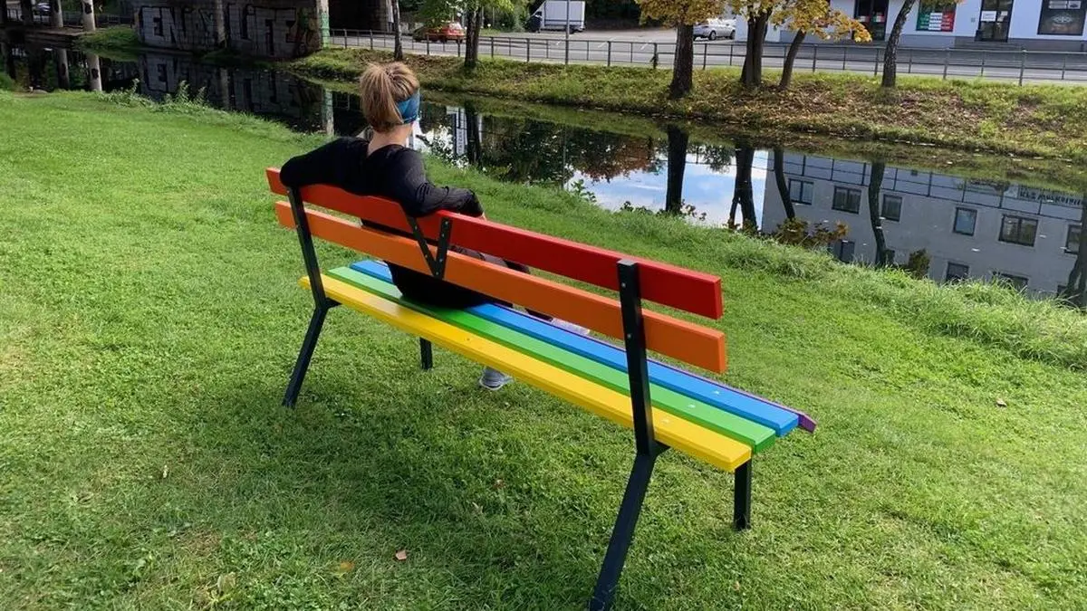 Drei Bänke wurden als Zeichen der Vielfalt in Klagenfurt aufgestellt