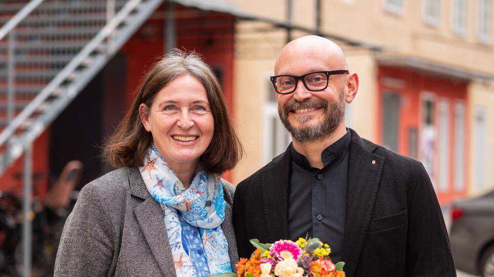 Die Grazer Bürgermeisterin Elke Kahr mit Hanno Wisiak, er führt die steirische Landesliste der KPÖ an