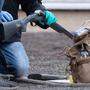 Polizeibeamte untersuchen eine Waffe am Gelände der Heidelberger Universität