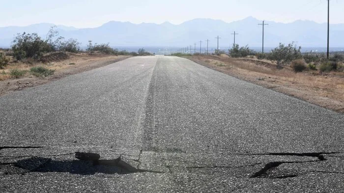 Der Erdstoß war von Los Angeles bis nach Las Vegas zu spüren und schreckte Millionen Menschen auf. Nach Angaben der Erdbebenwarte USGS hatte das Beben in einer Wüstenregion über 200 Kilometer nordöstlich von Los Angeles eine Stärke von 6,4. Mehr als Hundert Nachbeben trafen die Region.  