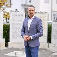 Manfred Morokutti vor dem Denkmal in der Klagenfurter Platzgasse
