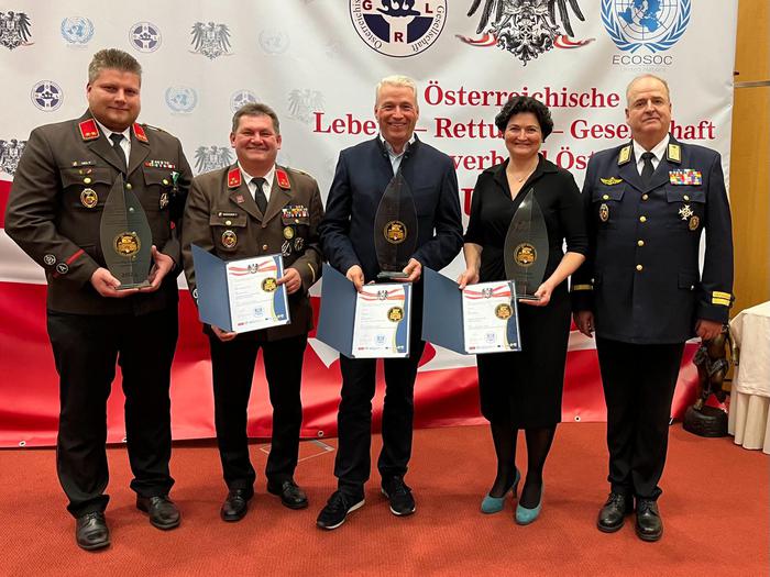 ÖLRG-Präsident Davy Koller verlieh den Award an Julia Fandler, Hermann Retter, Thomas Griesser und Patrik Heil