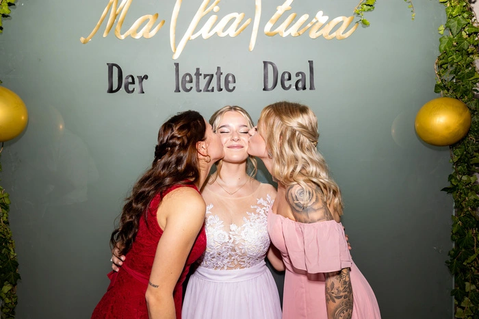 46 Maturantinnen und Maturanten freuten sich darauf, ihre Gäste unter dem Motto "Ma(fia)tura - Der letzte Deal" begrüßen zu dürfen.