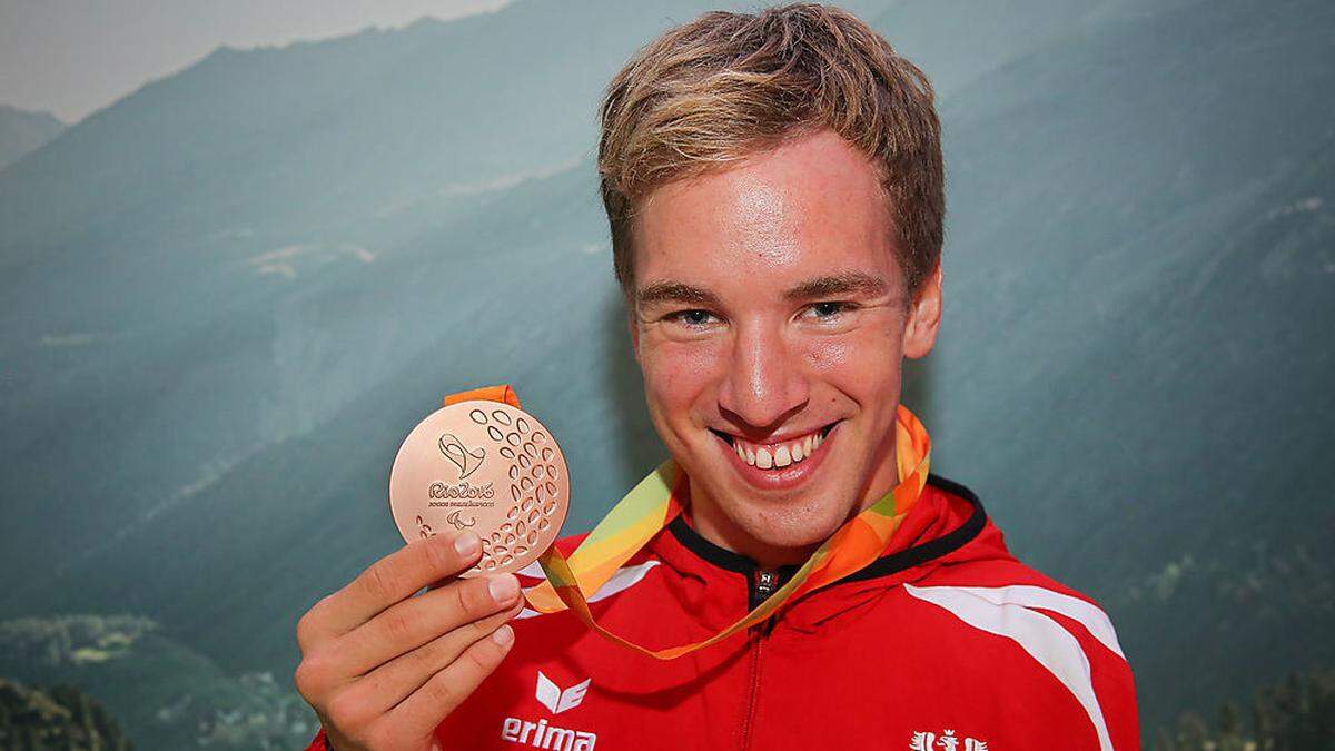 Andreas Onea freut sich über seine Bronze-Medaille