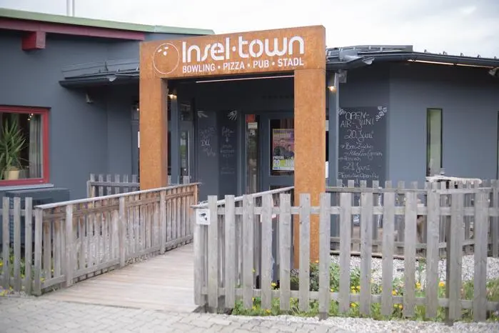 In der liebevoll gestalteten „Inseltown“ erwartete neben der modernen Bowling-Bahn auch köstliches Essen und ein gemütliches Ambiente